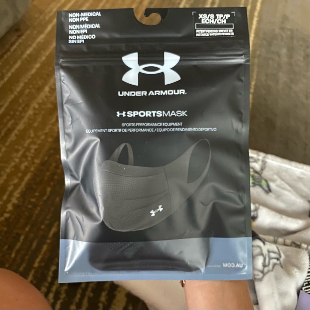 UNDER ARMOUR SPORTSMASK XS/S- NWT